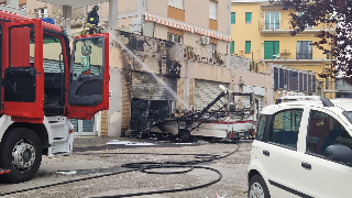 Ancona - Incendio nel garage: prende fuoco un camper